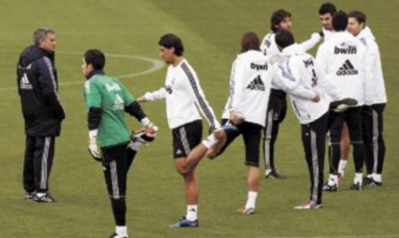 José Mourinho cumplirá el primero de sus dos partidos de sanción y no se sentará en el banquillo del Real Madrid. / Efe