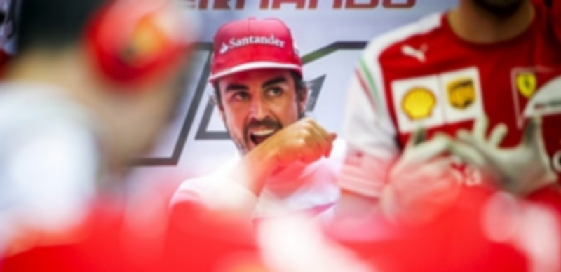 El piloto asturiano de Ferrari Fernando Alonso en el padock del equipo. / Efe