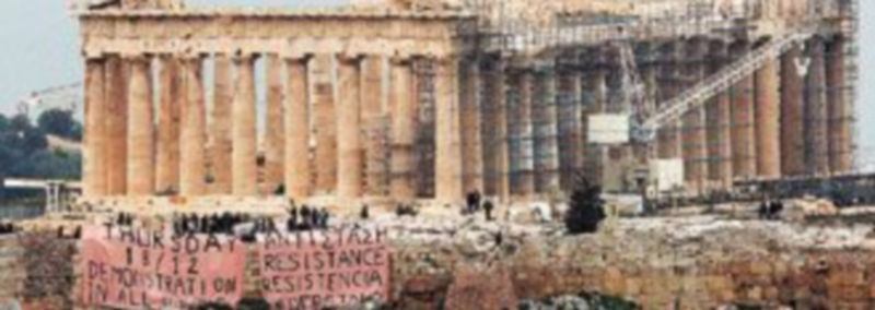 Los ciudadanos griegos deben soportar un fortísimo plan de austeridad para poder seguir recibiendo la ayuda internacional. / EFE