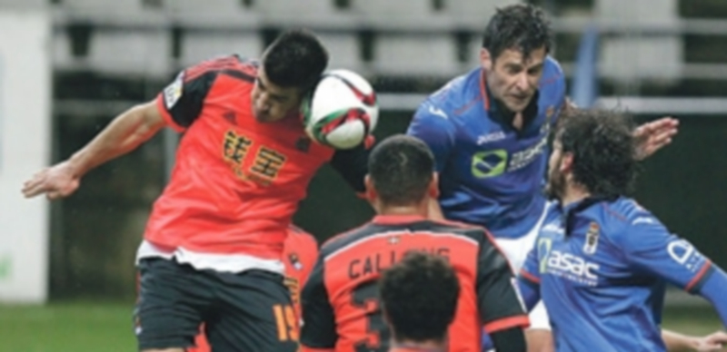 Los jugadores de Real Oviedo y Real Sociedad disputan un balón. / EFE