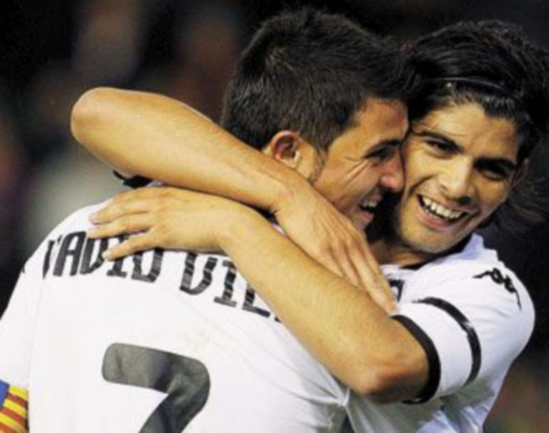 Ever Banega abraza a Villa tras anotar el segundo tanto. / EFE