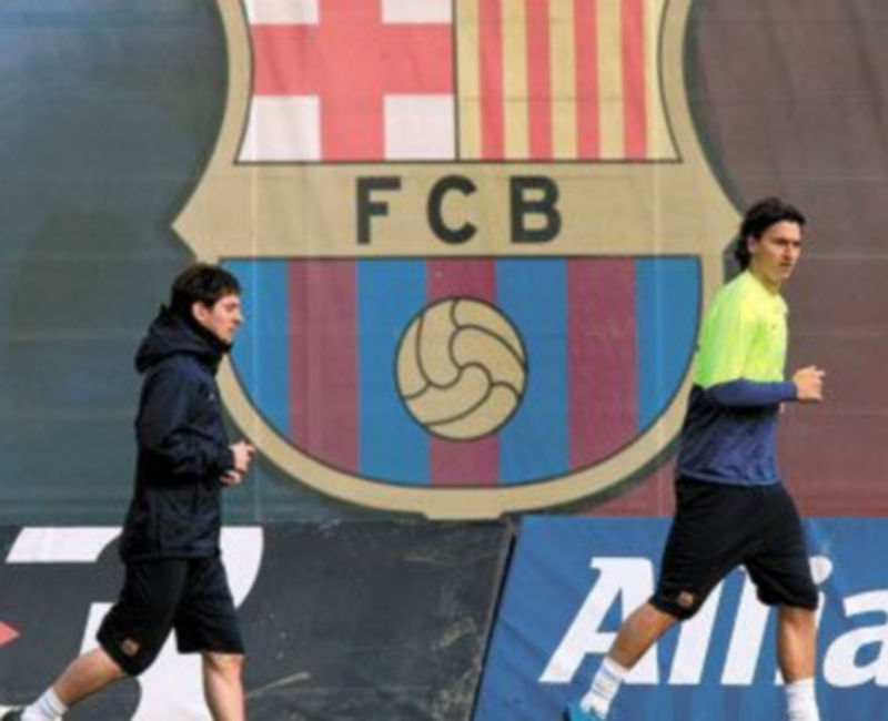 Messi e Ibrahimovic continuaron trabajando para intentar llegar a tiempo al duelo de mañana. / EFE