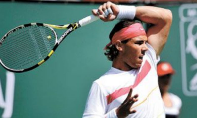 El número tres del mundo devuelve la bola en su partido ante el croata Ljubicic. /EFE