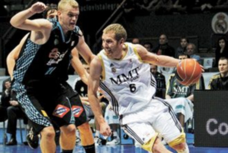 Travis Hansen conduce el balón ante la defensa del ala-pívot británico del Asefa Estudiantes Daniel Clark. / EFE