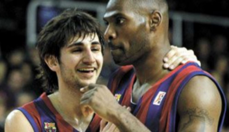 Ricky Rubio y Pete Mickeal celebran el triunfo del bloque catalán en el Palau. / EFE