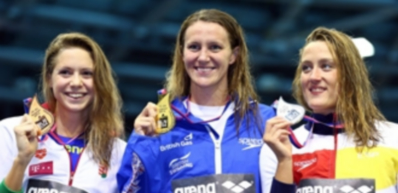 Mireia Belmonte con la medalla de plata conseguida en los 800 metros. / Efe