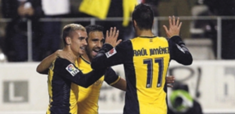 El Atlético sufre para sentenciar la eliminatoria ante un duro Hospitalet 1 Griezmann (izquierda) celebra con Gámez y Raúl Jiménez el gol que abrió el marcador para el Atlético de Madrid. / EFE