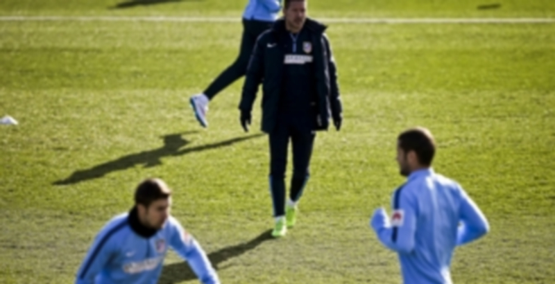 Simeone observa uno de los ejercicios realizados por Gabi y Mario Suárez durante el entrenamiento previo al partido. / EFE