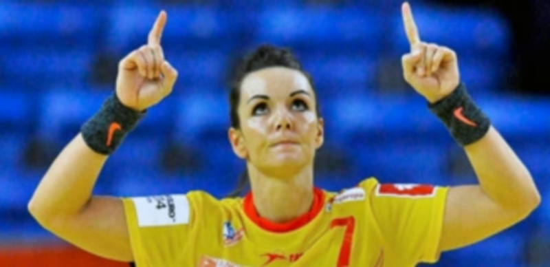 Beatriz Fernández celebra uno de los goles anotados durante el partido que España superó a Dinamarca. / EFE
