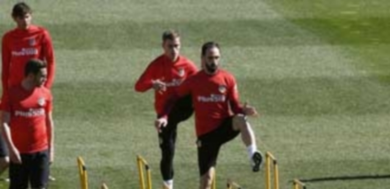El Atlético busca recuperar puntos ante un irregular Betis 1 Los jugadores del Atlético de Madrid durante el entrenamiento realizado ayer en el Cerro del Espino