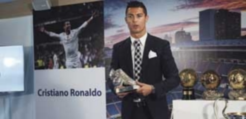Cristiano: “Jamás me planteé ser el mejor goleador del club más grande” 1 Cristiano Ronaldo recibió un homenaje por parte del Real Madrid tras superar la cifra de goles de Raúl. / EFE