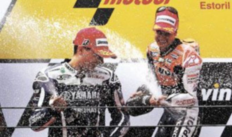Pedrosa se crece en Estoril 1 Pedrosa y Lorenzo celebran en el podio la primera y segunda plaza