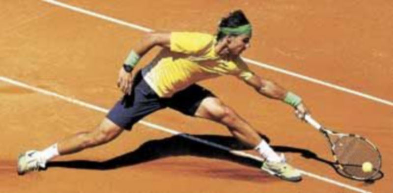 Rafa Nadal se estira para llegar a una bola en su encuentro frente al francés Richard Gasquet. / Efe.