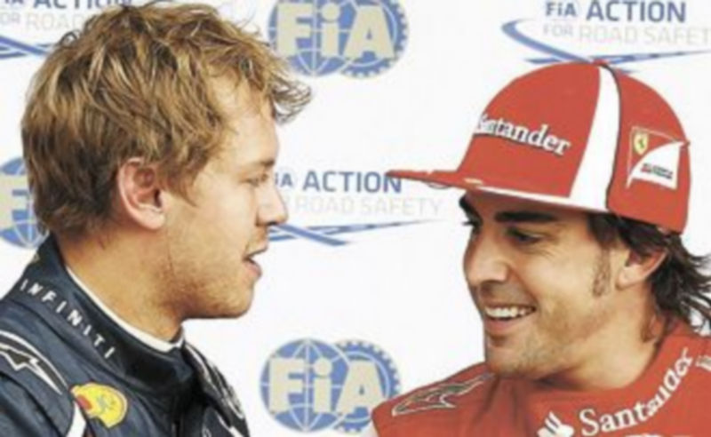 El asturiano charla con Vettel tras la clasificación. / Reuters