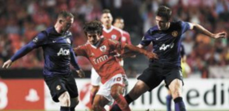 Sufriendo en el tanteo 1 El Manchester United no convenció en su estreno y empató frente al Benfica portugués. / Reuters.