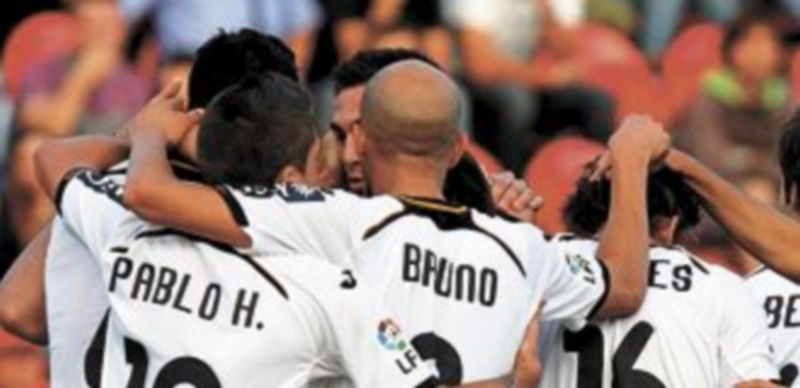 Los jugadores del Valencia festejan el tanto de Rami. / E. Calvo (Reuters)