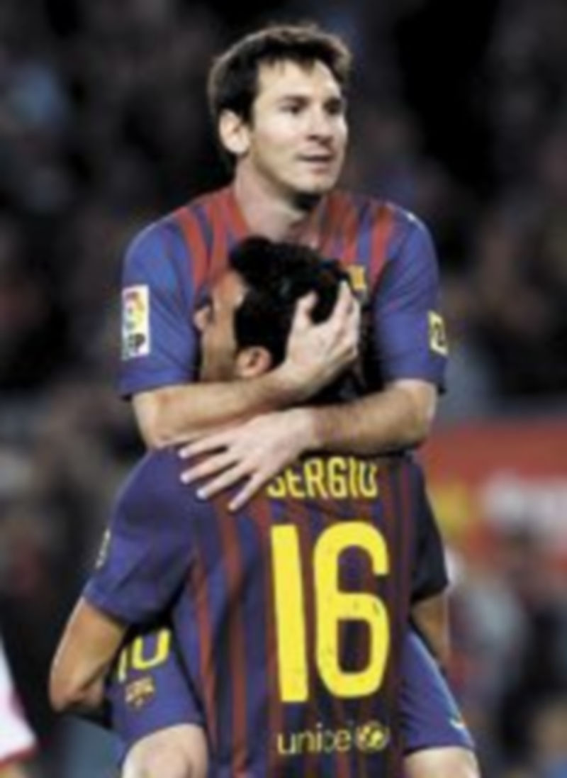 Messi se abraza a Sergio Busquets tras marcar el primer gol del encuentro. / Reuters.