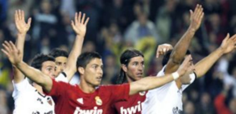 El Real Madrid sufre en Mestalla 1 / Efe.