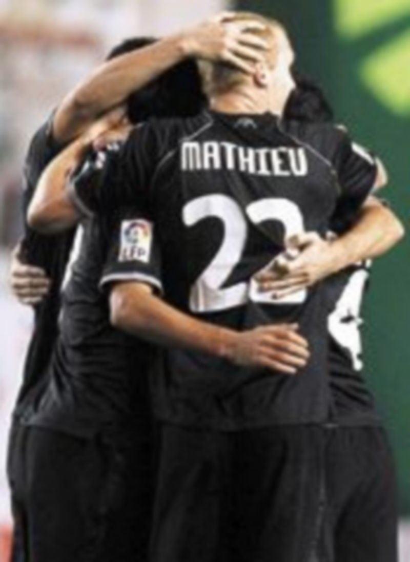 Los futbolistas de la escuadra que dirige Unai Emery festejan el primer gol