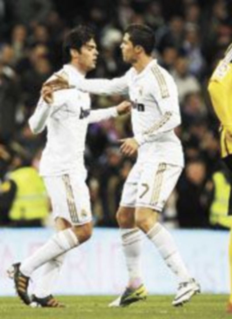 Cristiano Ronaldo felicita a Kaká después de que el brasileño lograra la igualada al poco de iniciarse la segunda mitad. / Reuters