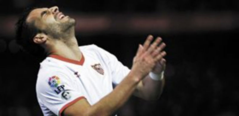 Negredo se lamenta tras fallar una ocasión ante la escuadra castellonense. / Reuters