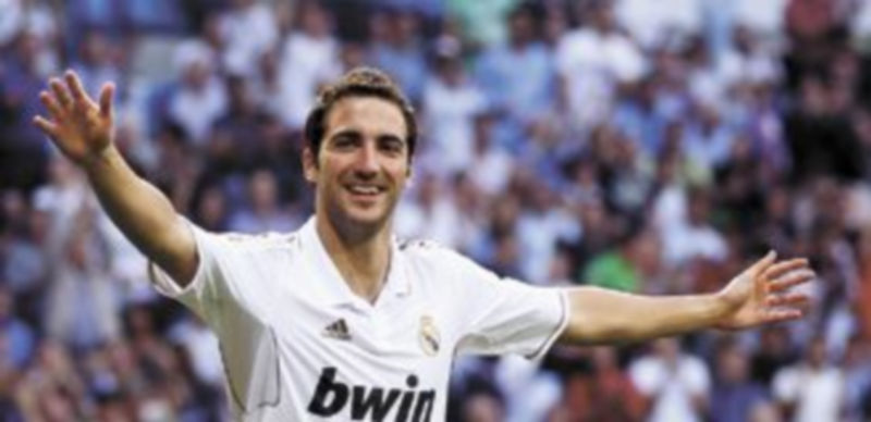 Higuaín ocupará un puesto en la delantera ante la baja de Karim Benzema. / Reuters.