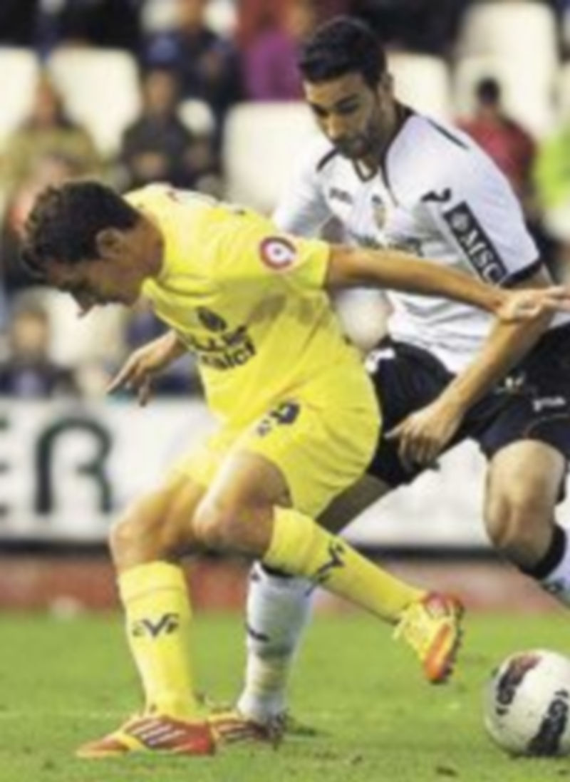 Marco Ruben (i) y Adil Rami pugnan por un balón durante el duelo. / Reuters.