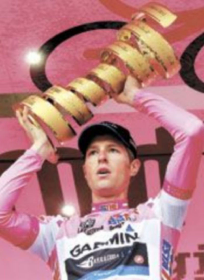 Hesjedal muestra el trofeo conquistado en la primera ‘grande’ de la temporada. / Reuters