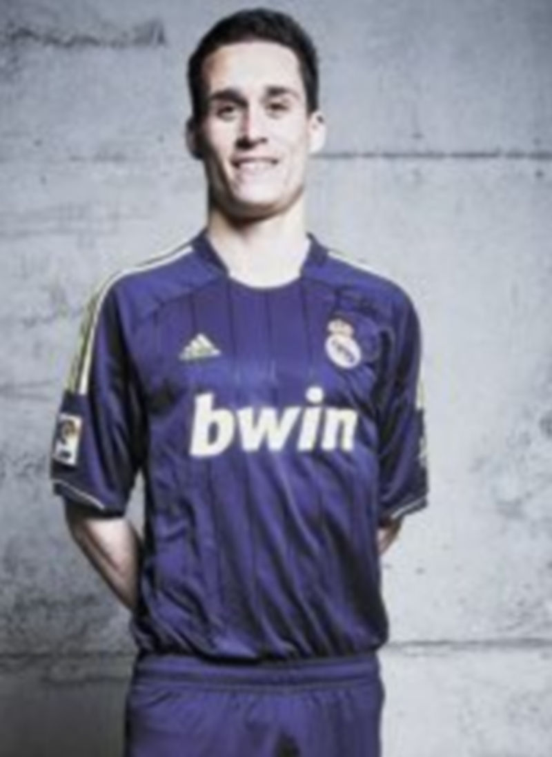 José Callejón posa con la segunda camiseta del Madrid para el año próximo.