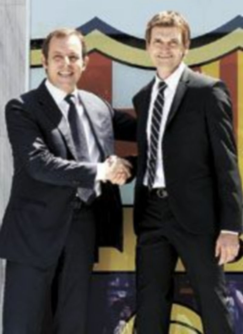 Saludo entre Sandro Rosell y Tito Vilanova. / Reuters