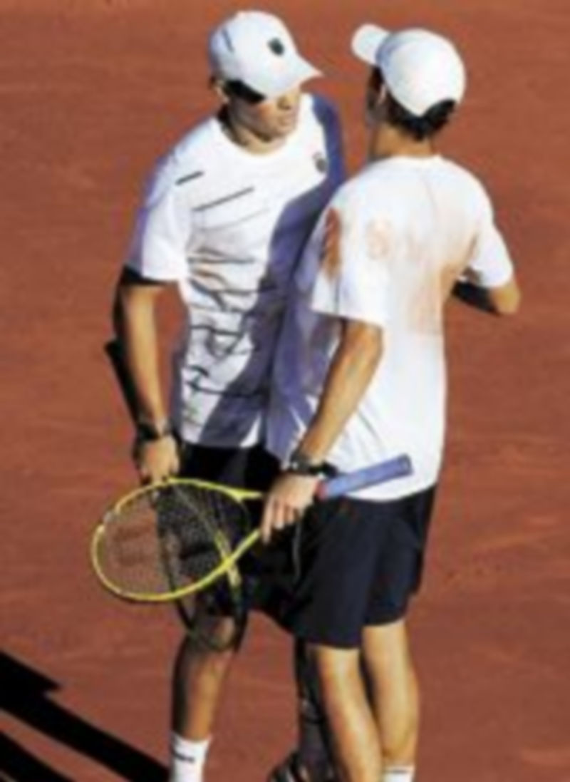 Los gemenos Bob y Mike Bryan se impusieron a Marcel Granollers y Marc López. / Reuters