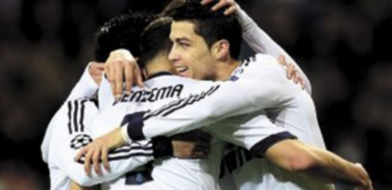 Los jugadores del conjunto blanco festejan el primer gol del partido