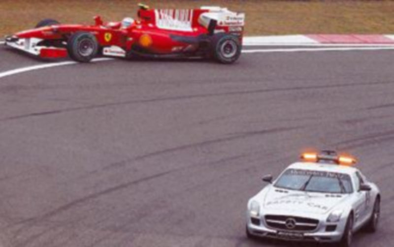 Momento en el que Fernando Alonso entra en la zona del ‘pit lane’ para cumplir su sanción. /Reuters