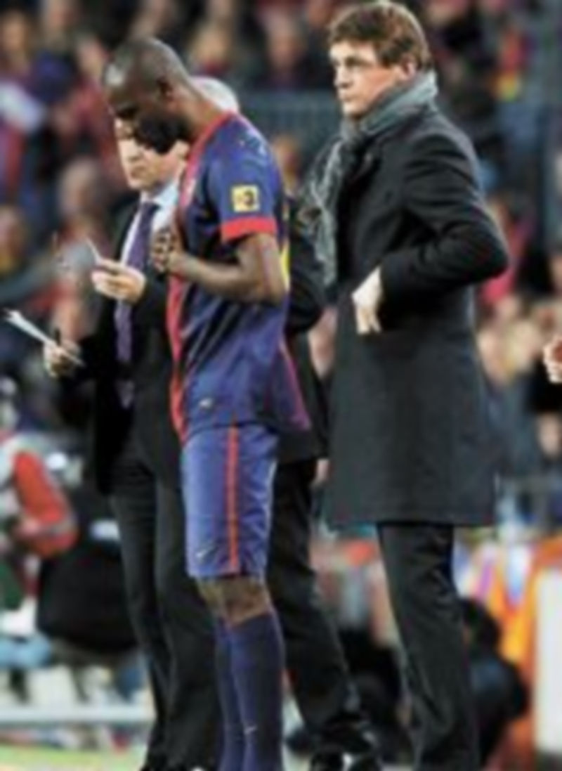 Abidal y Vilanova protagonizaron la imagen más emotiva del choque. / Reuters
