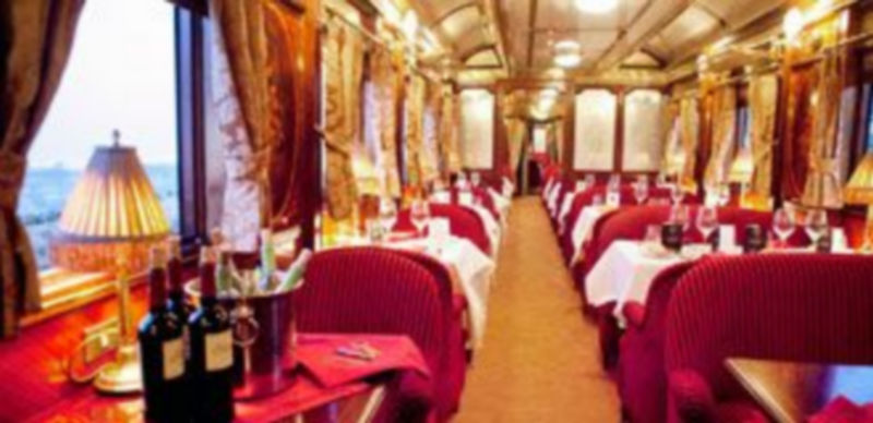 Interior de uno de los salones del tren turístico Al Andalus