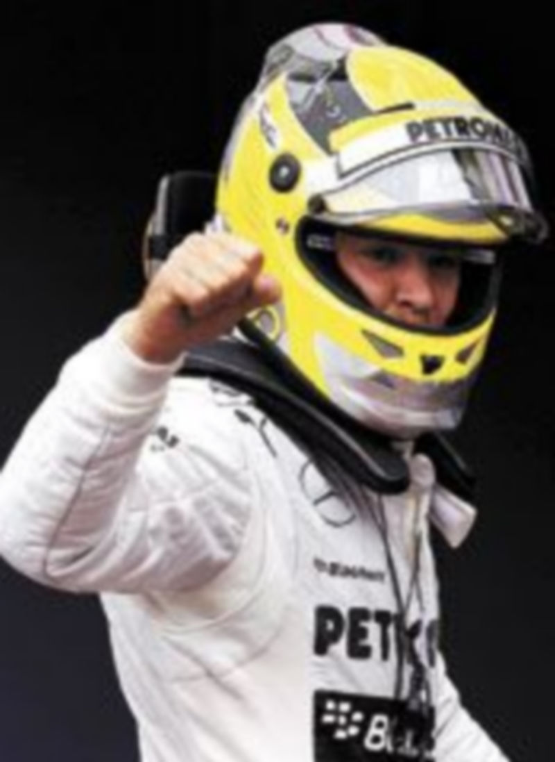 Rosberg celebra su éxito nada más bajarse del coche. /Reuters