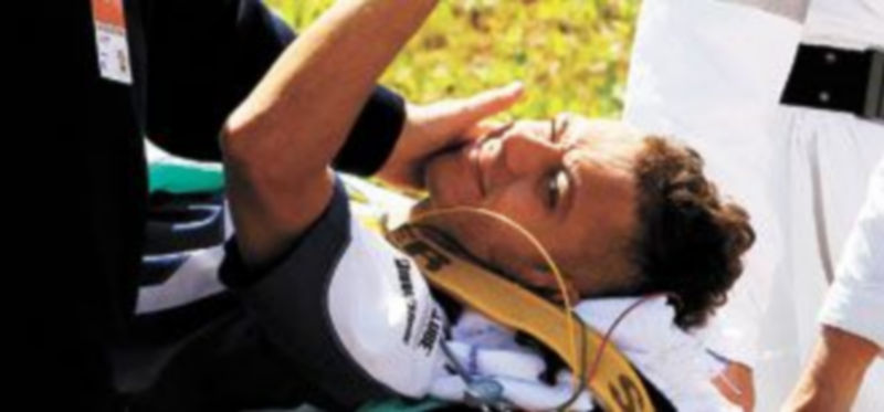 El transalpino tranquilizó a los aficionados saludando antes de entrar en camilla al helicóptero que le llevó a Florencia para ser intervenido. / Reuters