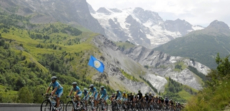 La serpiente multicolor atraviesa los Alpes franceses