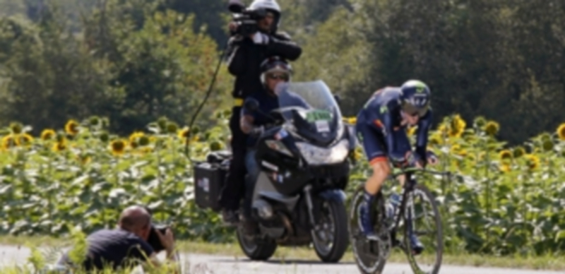 El español Alejandro Valverde (Movistar) durante el transcurso de la etapa de ayer del Tour de Francia que no le valdrá para estar en el cajón de París. / Efe