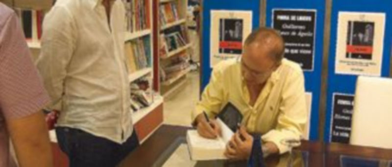 El malagueño Guillermo Blanes firma libros en el Corte Inglés de Málaga en la presentación de su libro  “La vida que viene”. / El Adelantado