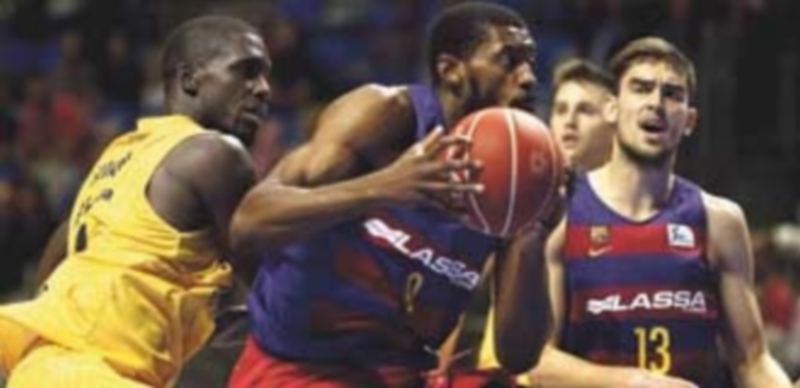 El pívot del Barcelona Shane Lawal (d) en el partido de semifinales. / EFE
