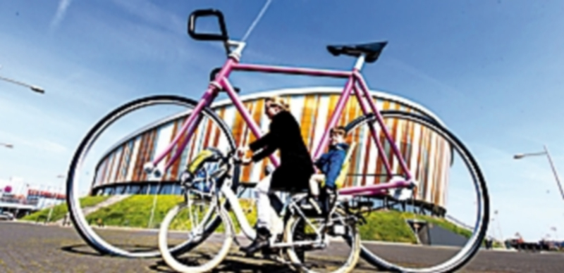 Una bicicleta rosa gigante que se expone en la localidad holandesa de Apeldoorn con motivo del comienzo de la 99 edición del Giro de Italia. / EFE