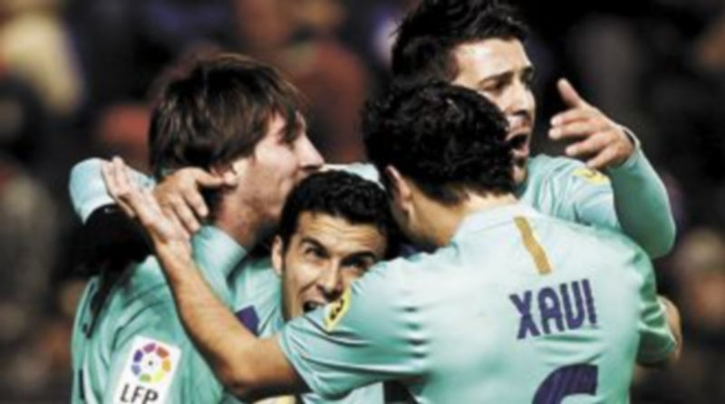 Varios jugadores del Barcelona felicitan a Pedro tras anotar el primer tanto del choque. / EFE