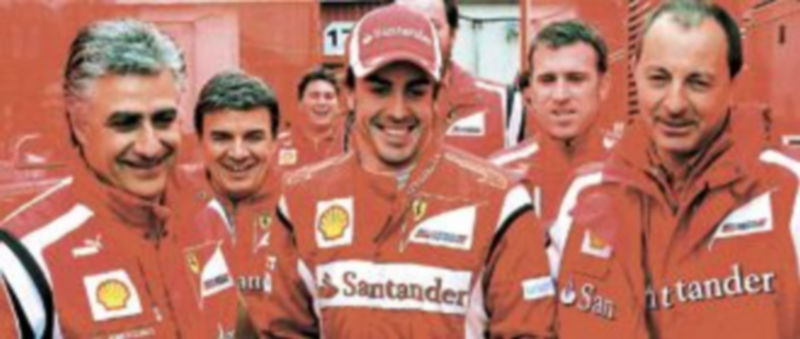 Fernando Alonso posa con varios miembros de su equipo en el trazado catalán. / Efe.