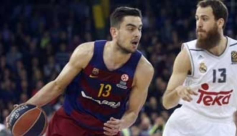 El base del Barça Satoransky conduce el balón ante la atenta mirada del jugador madridista