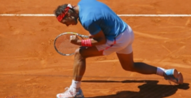Rafa Nadal celebra un punto durante el partido de octavos de final del Masters de Madrid frente a Simone Bolelli. / EFE