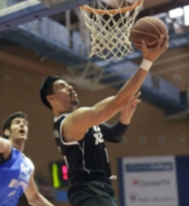 Gustavo Ayón busca la canasta durante el pasado Obradoiro-Real Madrid. / EFE