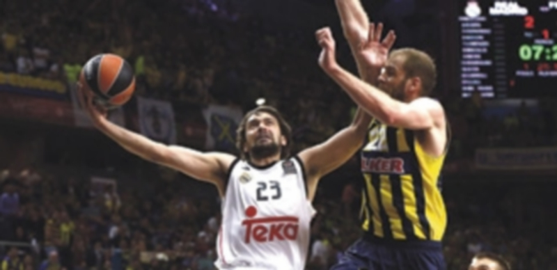El base madridista Sergio Llull intenta anotar ante la defensa del jugador croata del Fenerbahce Loka Zorik. / EFE