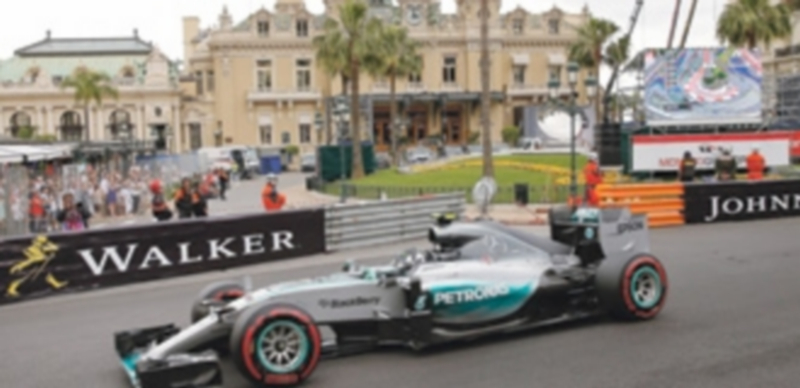 Los Mercedes siguen dominando la competición y tienen todas las papeletas para hacer un doblete en el podio de un circuito con pocos adelantamientos. / EFE