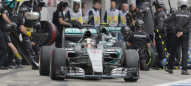 Lewis Hamilton sale al pit-lane tras realizar una parada por delante de su compañero de equipo
